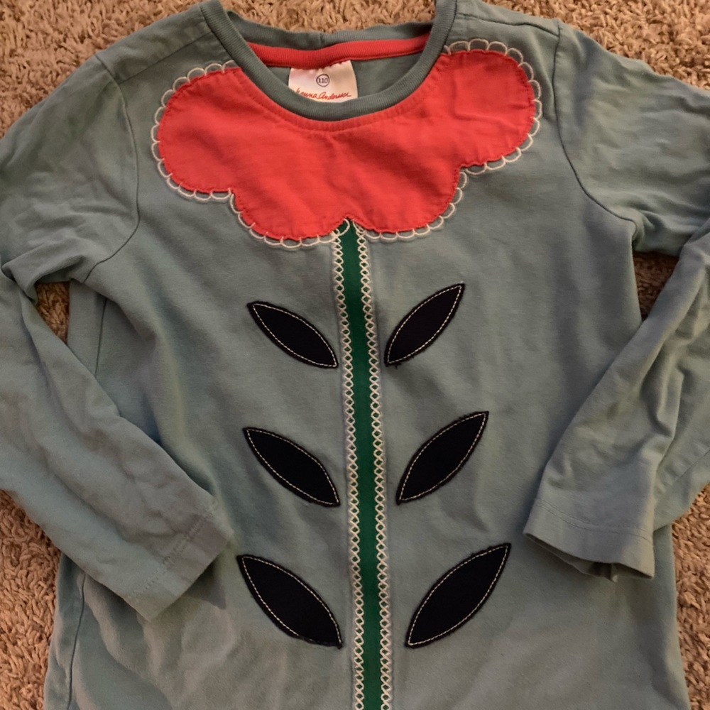 Hanna Andersson size 110 (size 5) long sleeved shirt.  In good condition.